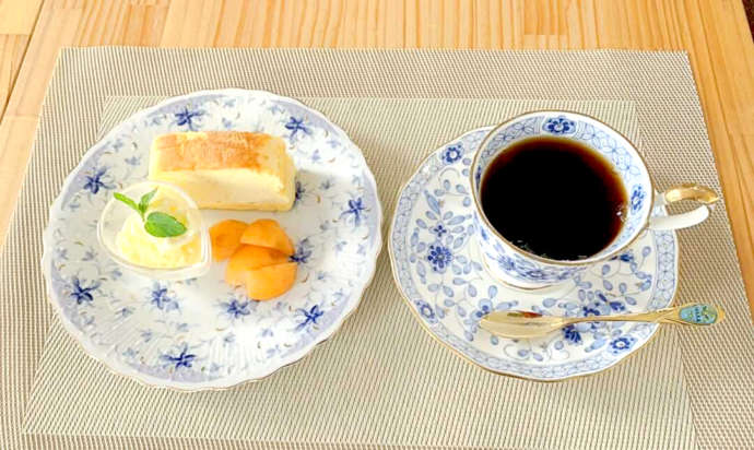 ムーンカフェの台湾カステラとコーヒーの写真