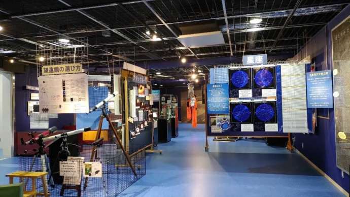 4階コスモワールドに展示されている望遠鏡やパネル