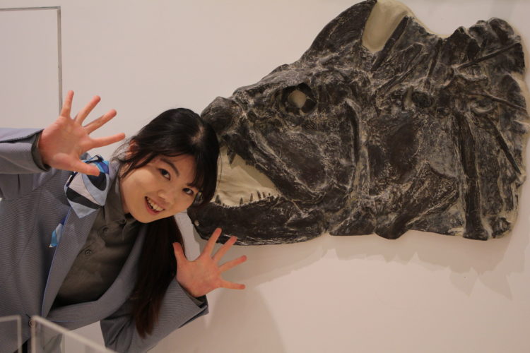 玄武洞ミュージアムの大きな魚の骨格標本に食べられる風の写真
