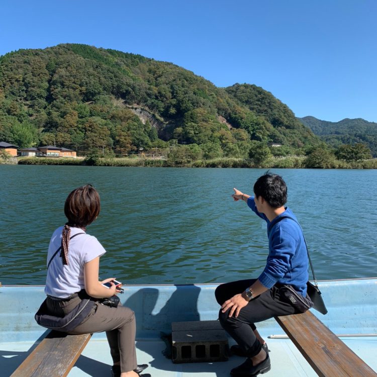 玄武洞ミュージアムから乗れる円山川ミニ遊覧船に乗るカップル