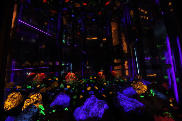 玄武洞ミュージアムの「光る石の万華鏡」