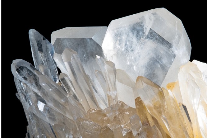 玄武洞ミュージアムで見られるハートの水晶「日本式双晶」