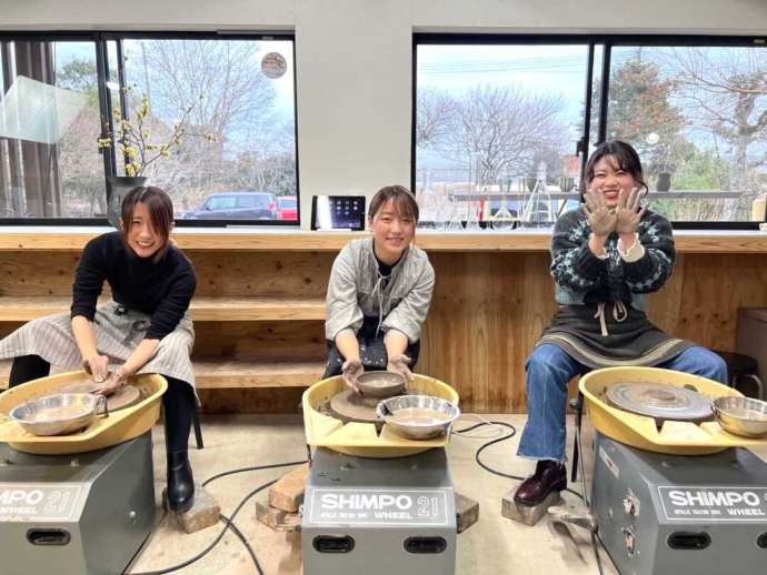 熊本県熊本市にある「玄窯」で電動ろくろ体験をしている女性たち