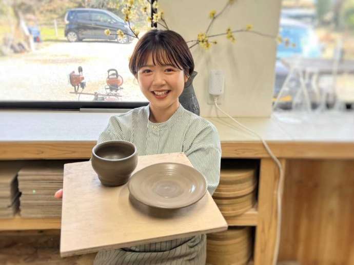 熊本県熊本市にある「玄窯」で作った器を皿を持つ女性