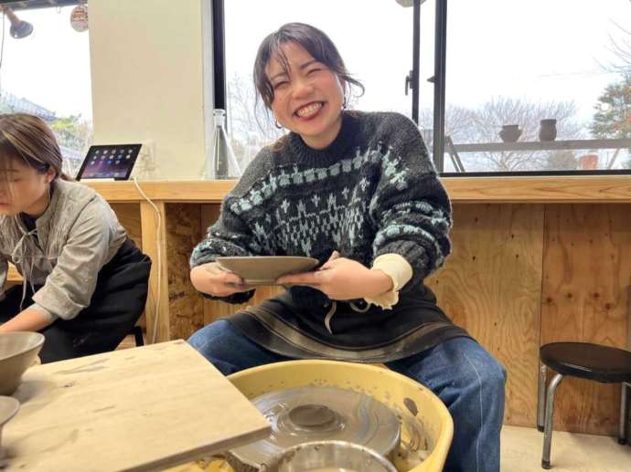 熊本県熊本市にある「玄窯」でお皿を作っている女性