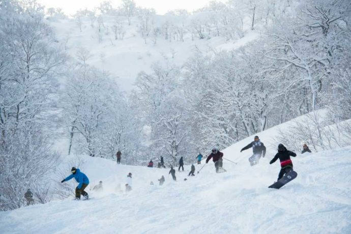 岩手県北上市にある夏油高原スキー場を楽しむ人々