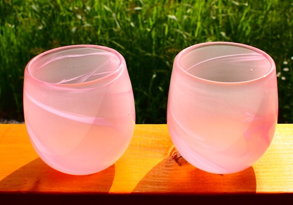 硝子工房GLOWで製作された淡いピンクのグラス「恋花」
