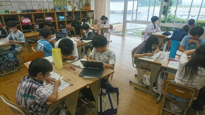 五霞町の小学校の生徒がタブレットを使って授業を受けるようす