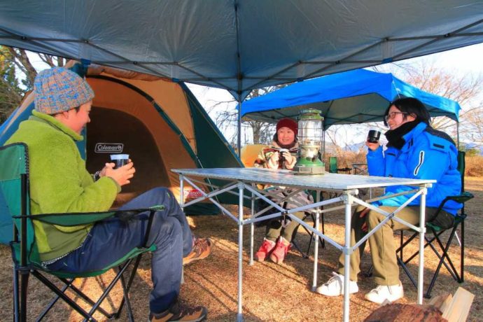 宮崎県西臼杵郡にある五ヶ瀬の里キャンプ村のテントサイトでくつろぐ人々