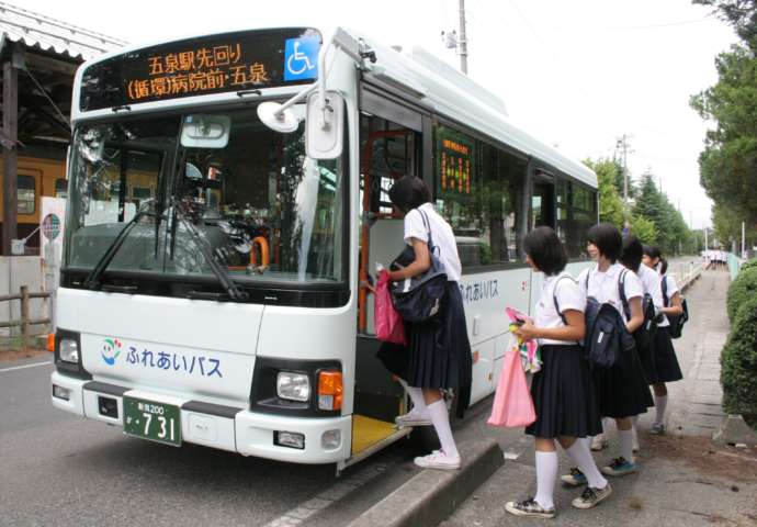 五泉市を走るふれあいバスに乗る学生たち