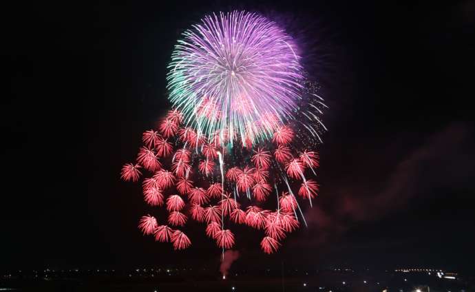 五泉市で開催される五泉ひゃんで花火大会：夜空に浮かぶ花火