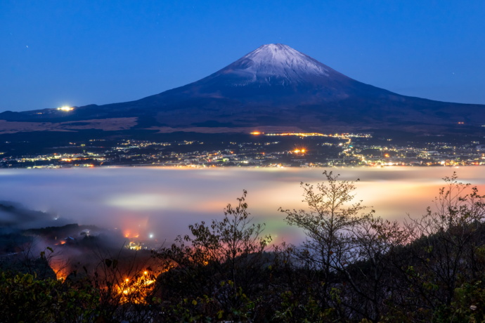 明け方の富士山の風景