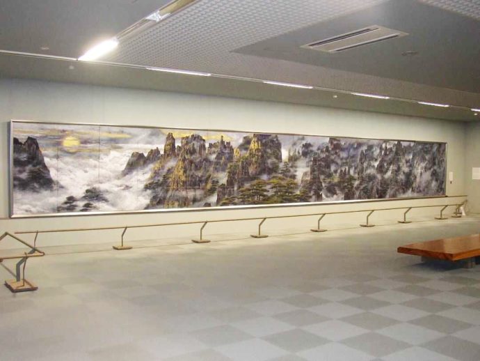 後藤純男作品「雲海黄山雨晴」は横幅14メートル