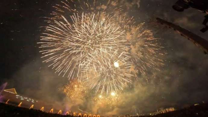 グリーンランドのイベントで打ち上げられた花火の写真