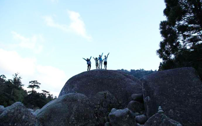 鹿児島県熊毛郡にある屋久島での登山を楽しむ人々