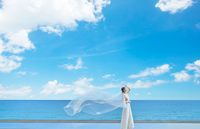 福岡県宗像市にある「HOTEL GREGES」で記念撮影をしている花嫁