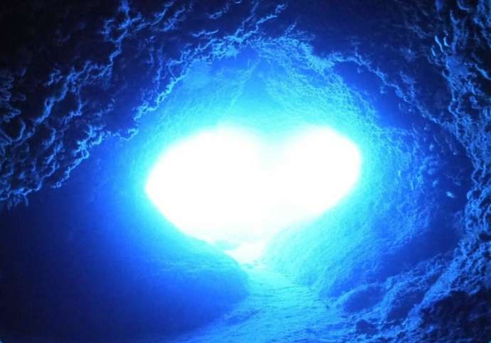 鹿児島県にある「GTダイバーズ沖永良部島」でのダイビングで行ける光の洞窟