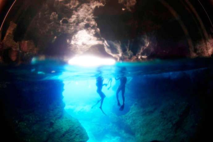 鹿児島県にある「GTダイバーズ沖永良部島」で行ける光の洞窟でシュノーケリングをしている様子