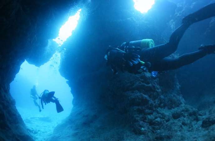 水中洞窟を探検するダイバーたち