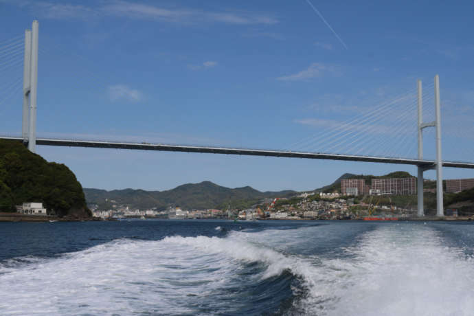 長崎港内の女神大橋と周りの景色