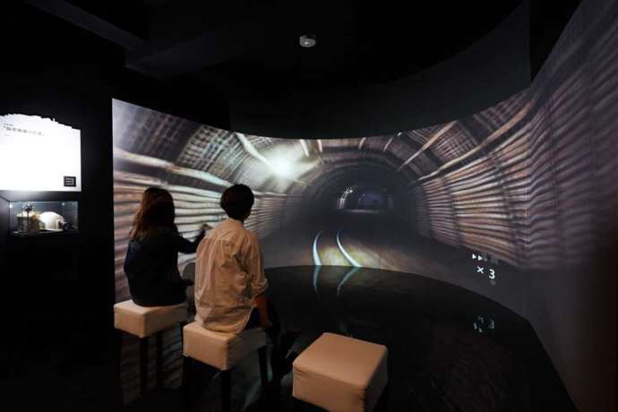 「軍艦島デジタルミュージアム」で楽しめるプロジェクションマッピング「採炭現場への道」