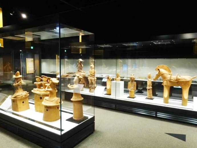 「群馬県立歴史博物館」の常設展示の見どころ「国宝展示室」内部の様子（埴輪）