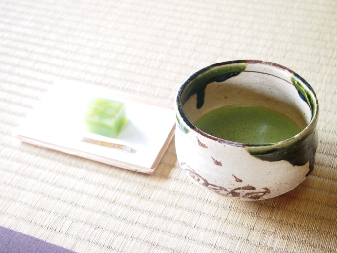 「道の駅 玉露の里」に併設された「茶室 瓢月亭（ひょうげつてい）」で提供される抹茶と茶菓