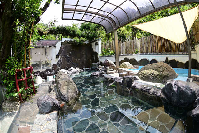 神奈川県厚木市にある広沢寺温泉 玉翠楼の日帰り入浴もできる露天風呂