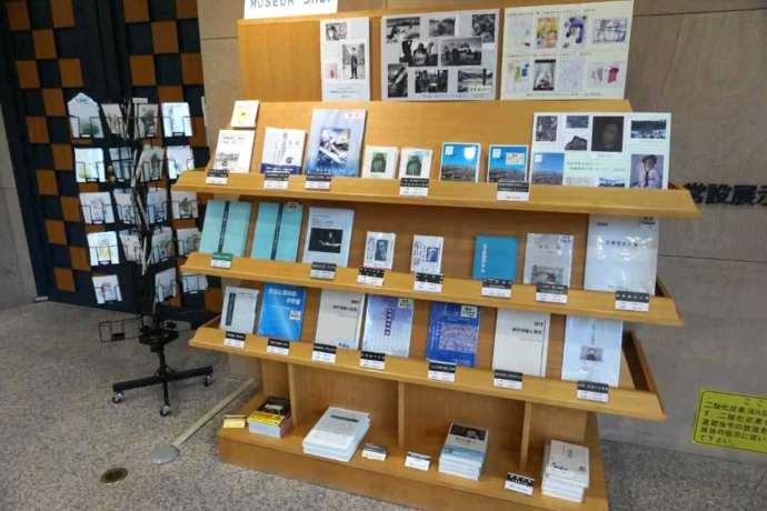 北海道札幌市にある「北海道立文学館」のミュージアムショップの様子