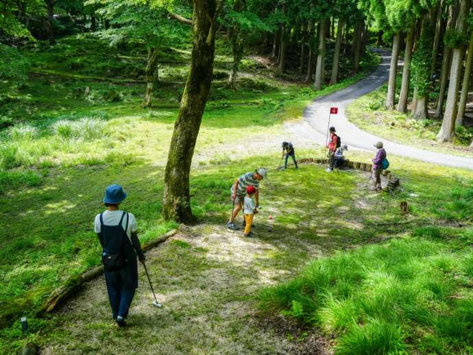 兵庫県美方郡にある「もののけの森 グリーンパークハチ北」でマレットゴルフをしている人たち