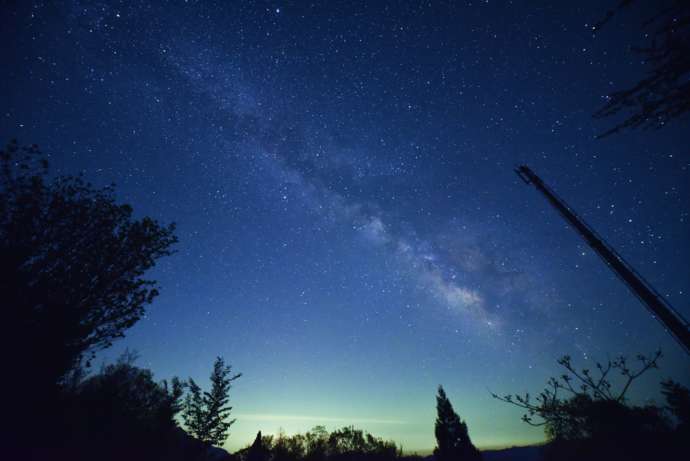 兵庫県美方郡にある「もののけの森 グリーンパークハチ北」で見上げた星空