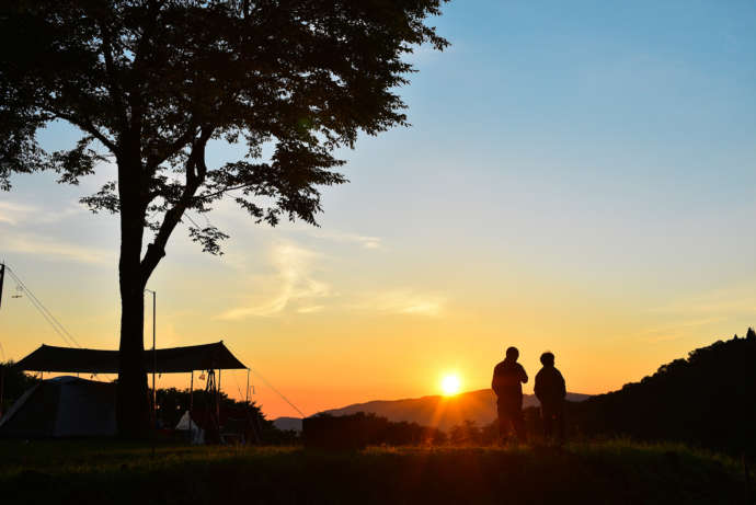 兵庫県美方郡にある「もののけの森 グリーンパークハチ北」で夕日を見るカップル
