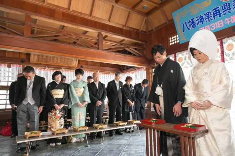 總鎮守八幡神社で行われた挙式時の新郎新婦および親族のイメージ