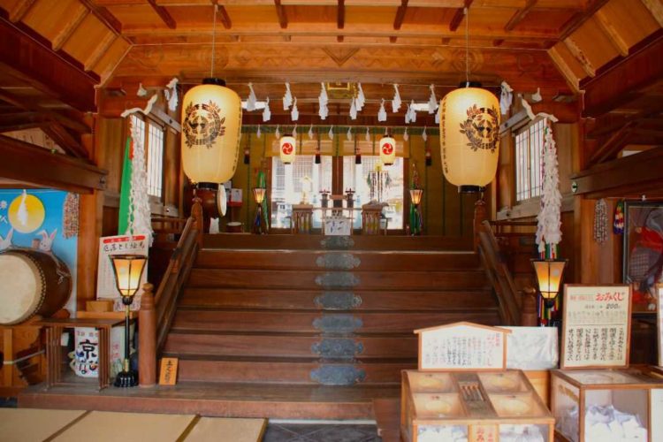 愛媛県八幡浜市にある總鎮守八幡神社の拝殿の内観