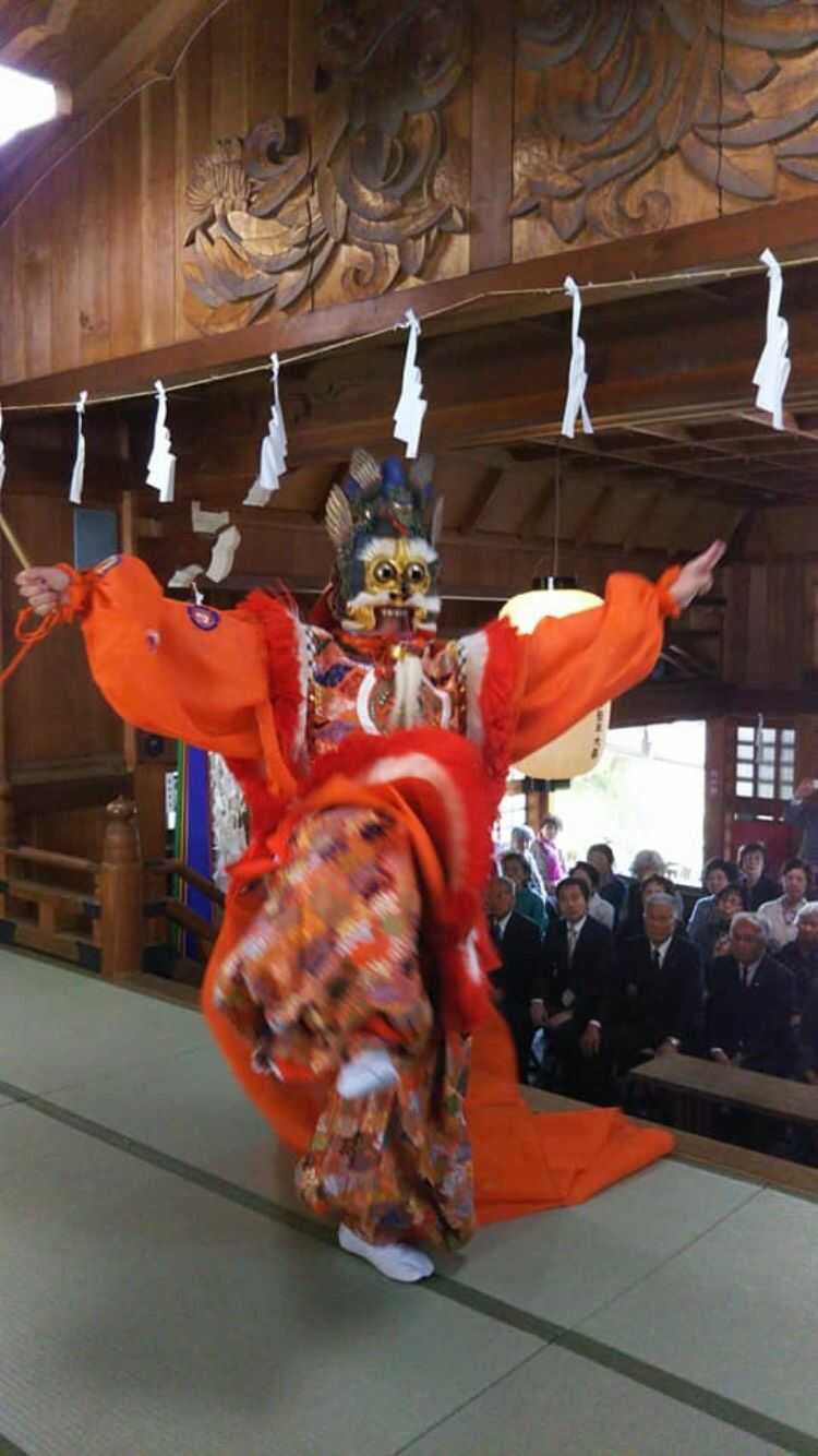 愛媛県八幡浜市にある總鎮守八幡神社で舞楽・陵王が行われる様子