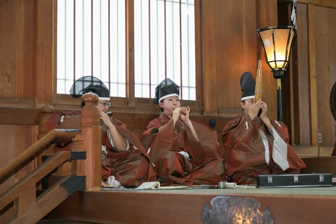 總鎮守八幡神社での式中に雅楽を生演奏している様子