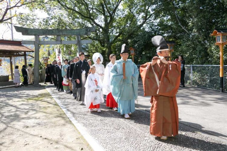 愛媛県八幡浜市にある總鎮守八幡神社で参進が行われる様子