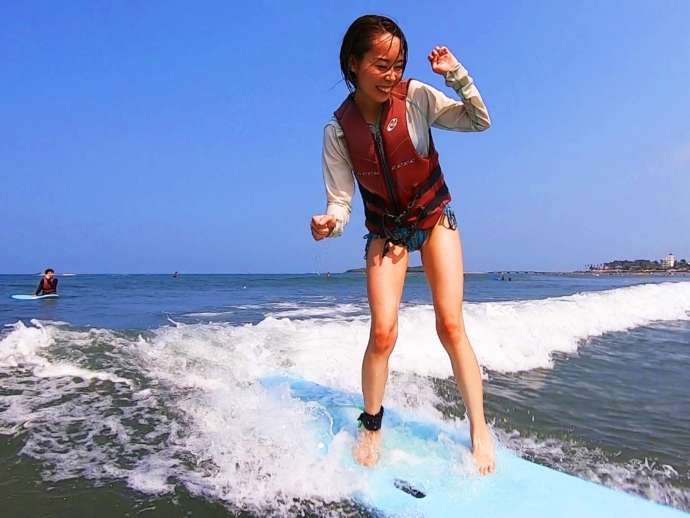 富土海岸でサーフィンを楽しむ女性