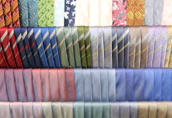 福岡市西区にある「博多織工芸館（株式会社サヌイ織物）」で販売中の博多織ネクタイの数々