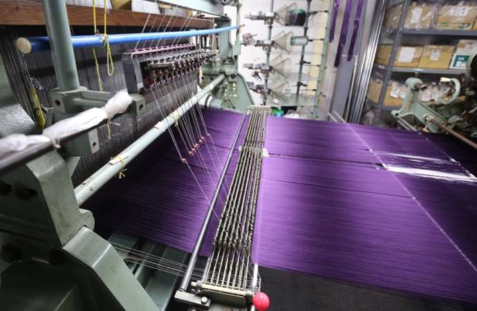 「博多織工芸館（株式会社サヌイ織物）」の工房見学で見られる機械織りの様子（その1）