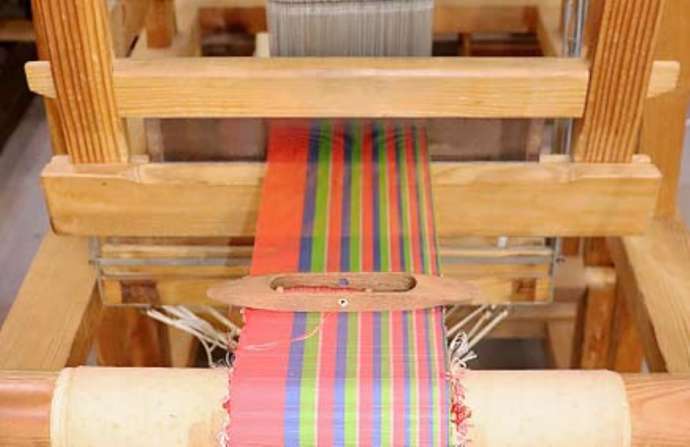 「博多織工芸館（株式会社サヌイ織物）」の手織り体験で使われる機織り機