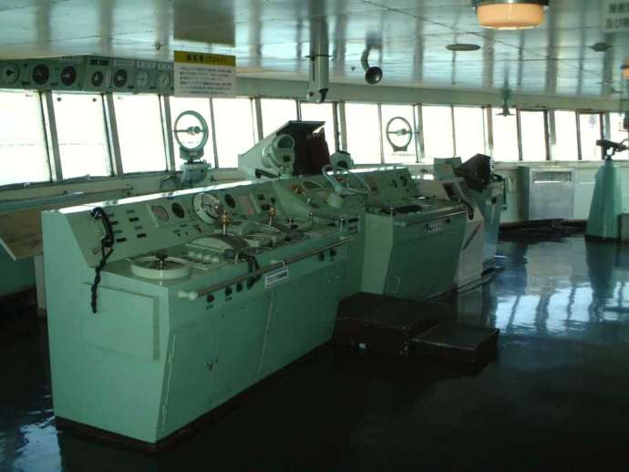 青森県青森市にある「青函連絡船メモリアルシップ八甲田丸」の操舵室