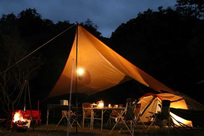 夜のキャンプサイトの様子