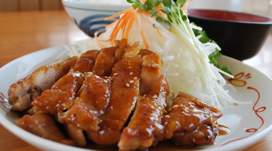 人気の週替わり定食の「鶏の照り焼き定食」