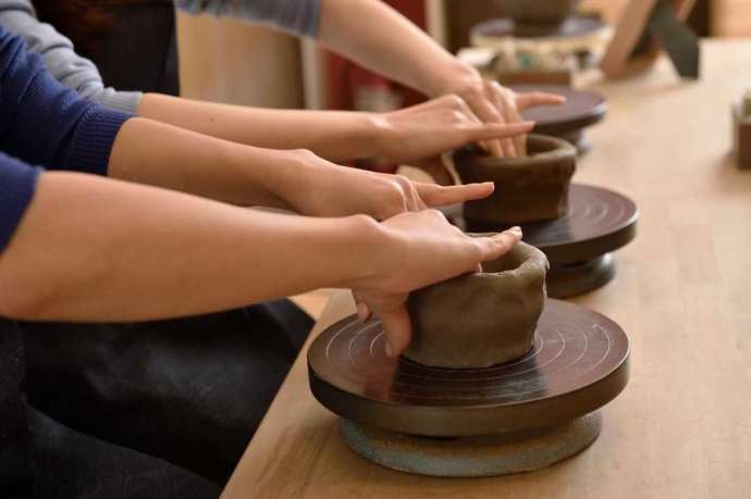 陶芸体験で器を制作する様子