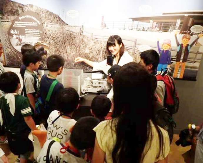 「箱根ジオミュージアム」で開催された企画展で子どもたちに解説する山口さん