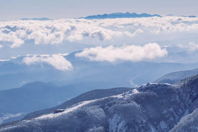 長野県北安曇郡にある「エイブル白馬五竜スキー場」のパノラマコースを引きで眺める