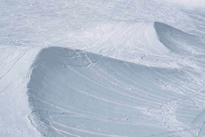 長野県北安曇郡の「エイブル白馬五竜スキー場」にある地形パークの雪の様子