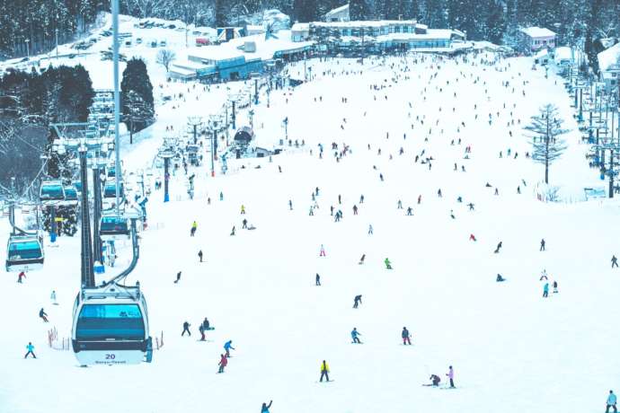 長野県北安曇郡にある「エイブル白馬五竜スキー場」がにぎわう様子