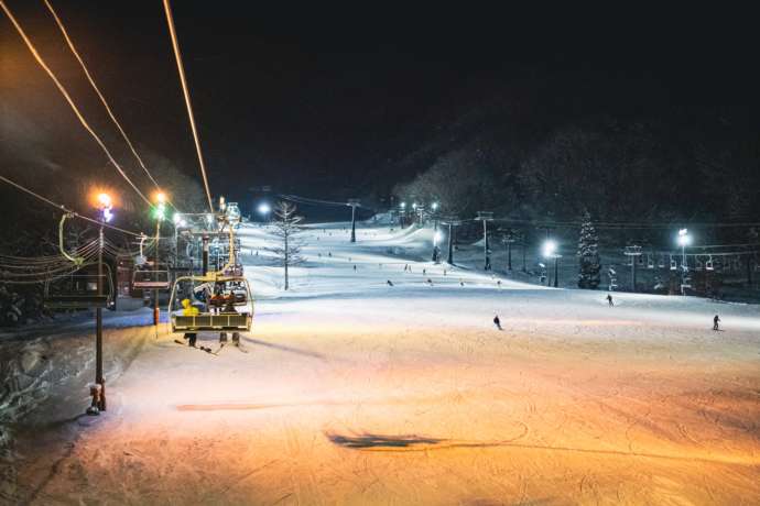 長野県北安曇郡にある「エイブル白馬五竜スキー場」のナイター営業の様子